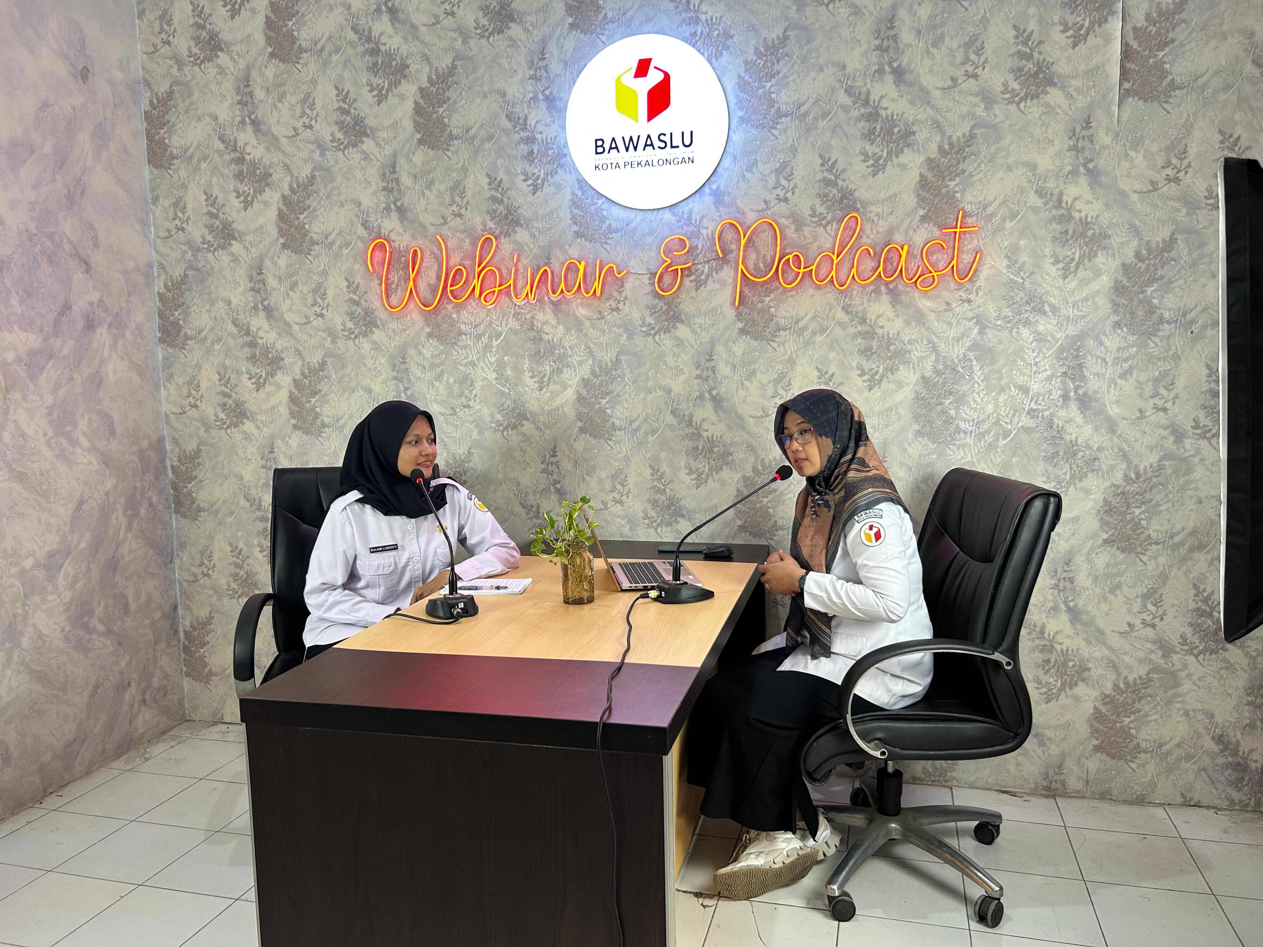 suasana narasumber Anggota Bawaslu Kota Pekalongan Syaratun menjawab pertanyaan dari Host staf Divisi Penyelesaian Sengketa Sulami Luberty di studio saat podcast Bawaslu Kota Pekalongan