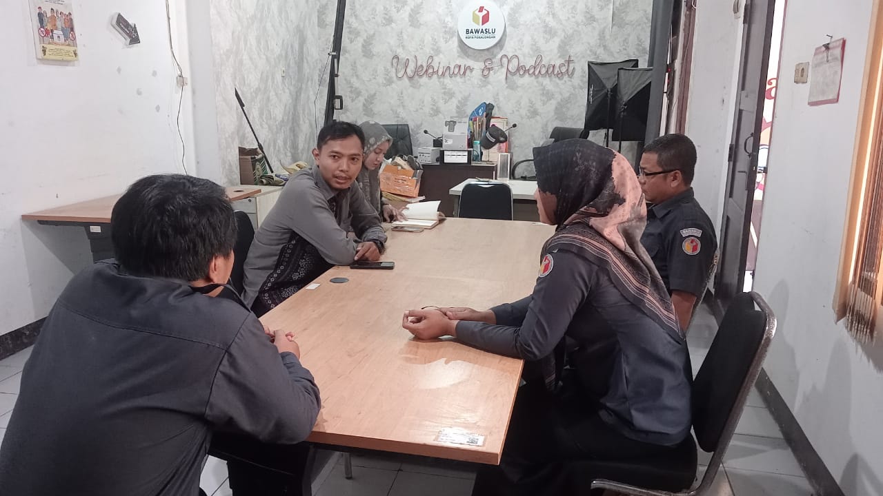 Ketua dan Anggota Bawaslu Kota Pekalongan saat terima Audiensi dan berdiskusi dengan Perisai Demokrasi Bangsa (PDB) Kota Pekalongan
