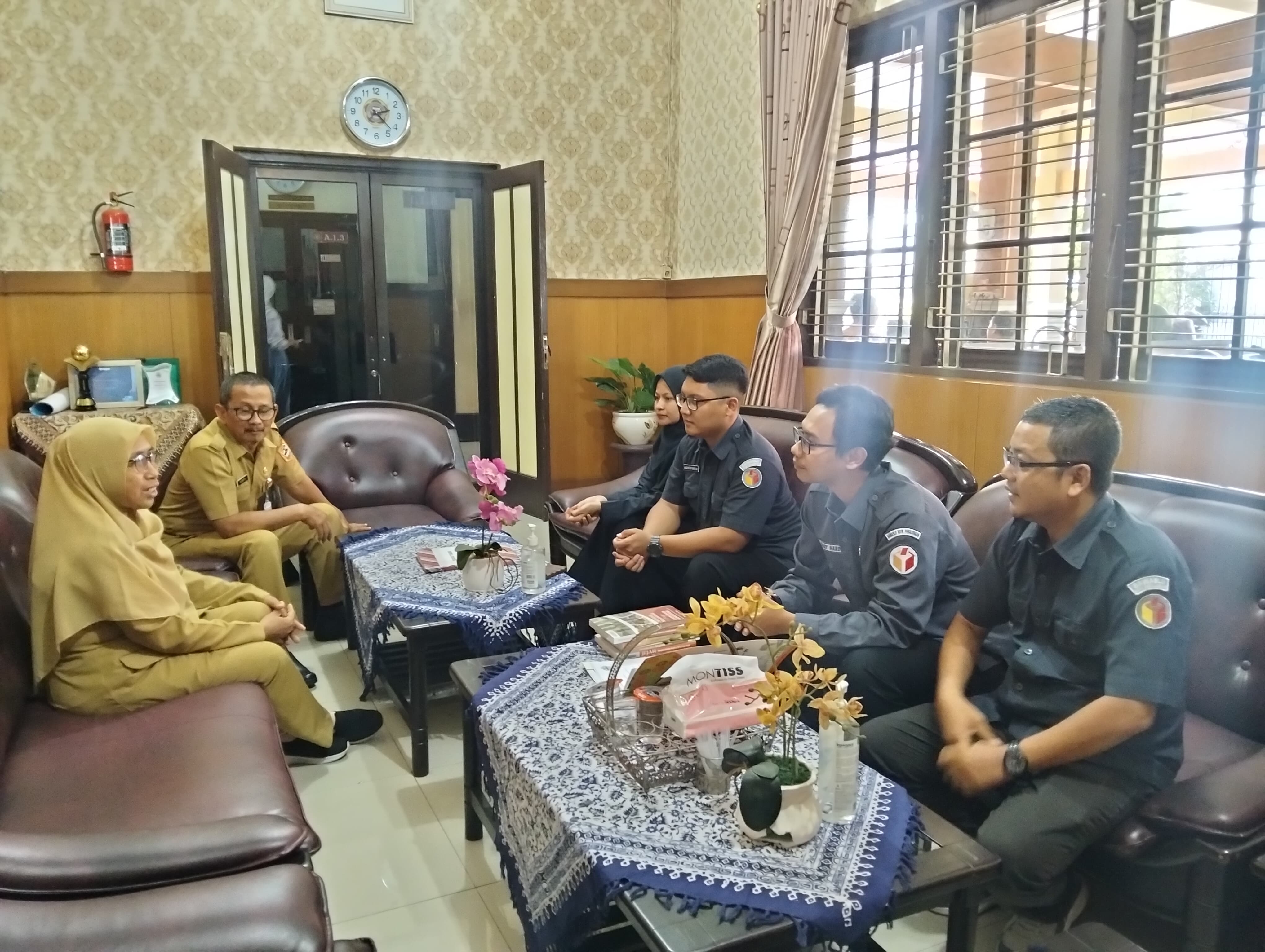 Anggota Bawaslu Kota Pekalongan Nasron beserta staf diterima oleh perwakilan SMA N1 Kota Pekalongan Wresni Haryantri dan Riyanto