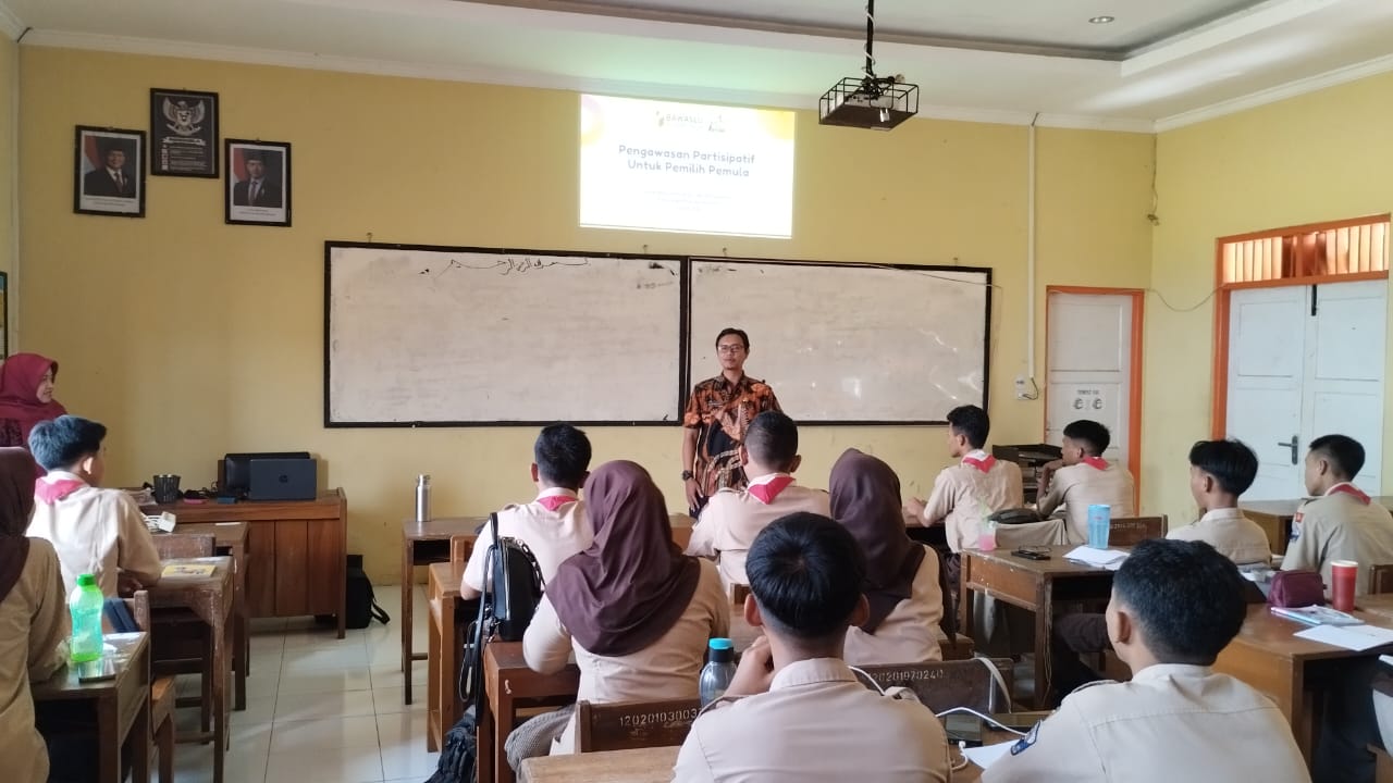 pemberian materi pendidikan demokrasi dan pengawasan partisipatif kepada siswa oleh staf Divisi Pencegahan Bawaslu Kota Pekalongan Vergy Hardian