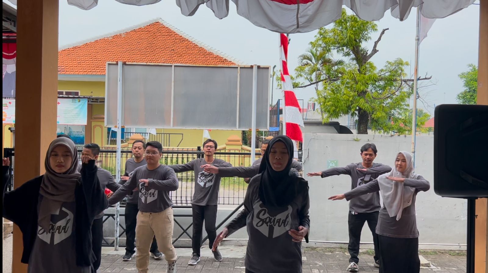 senam bersama Ketua, Anggota dan jajaran Bawaslu Kota Pekalongan di kegiatan Jum'at Sehati
