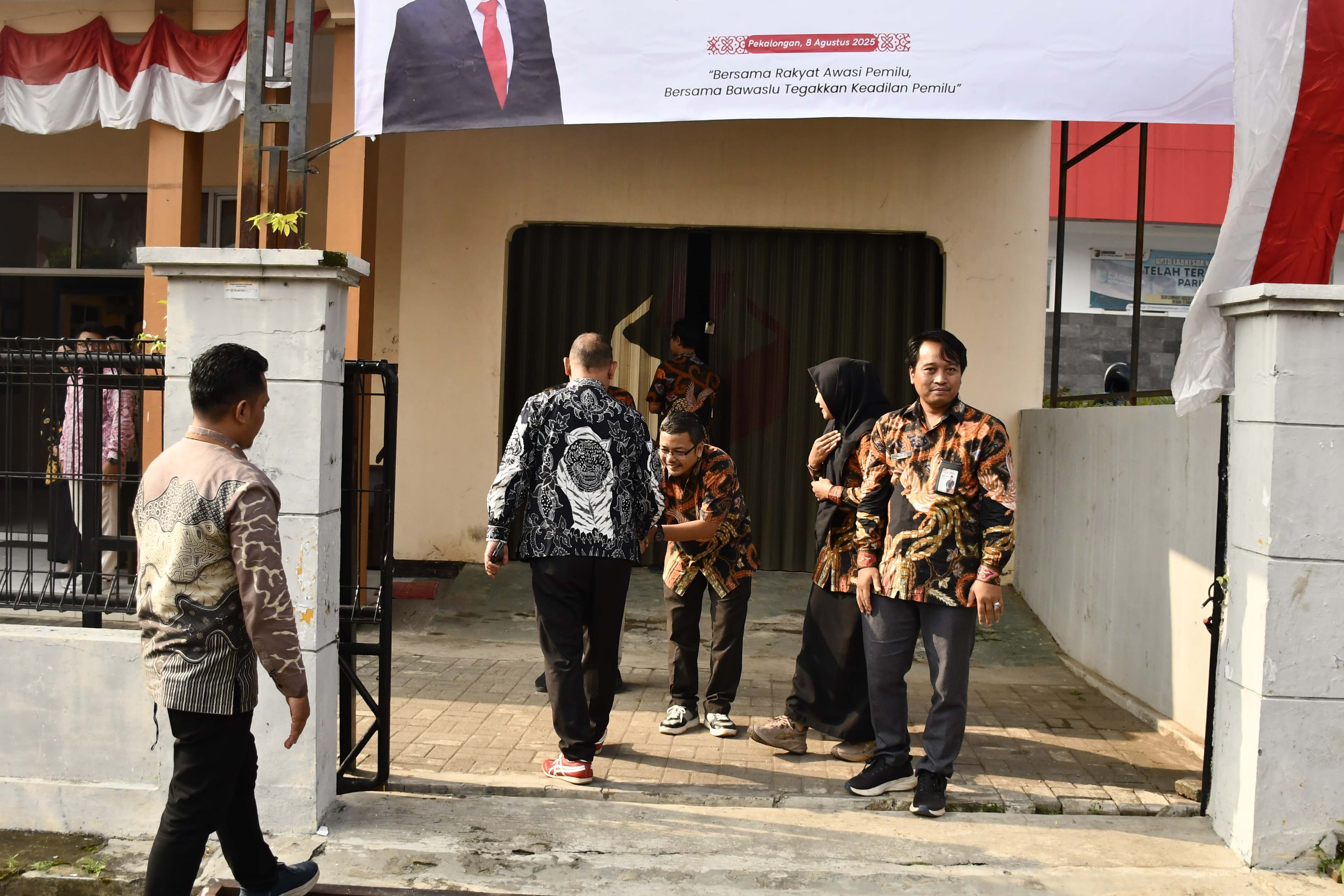 kedatanagan Totok Haryono Anggota Bawaslu RI disambut Ketua dan Anggota Bawaslu Kota Pekalongan dan jajaran