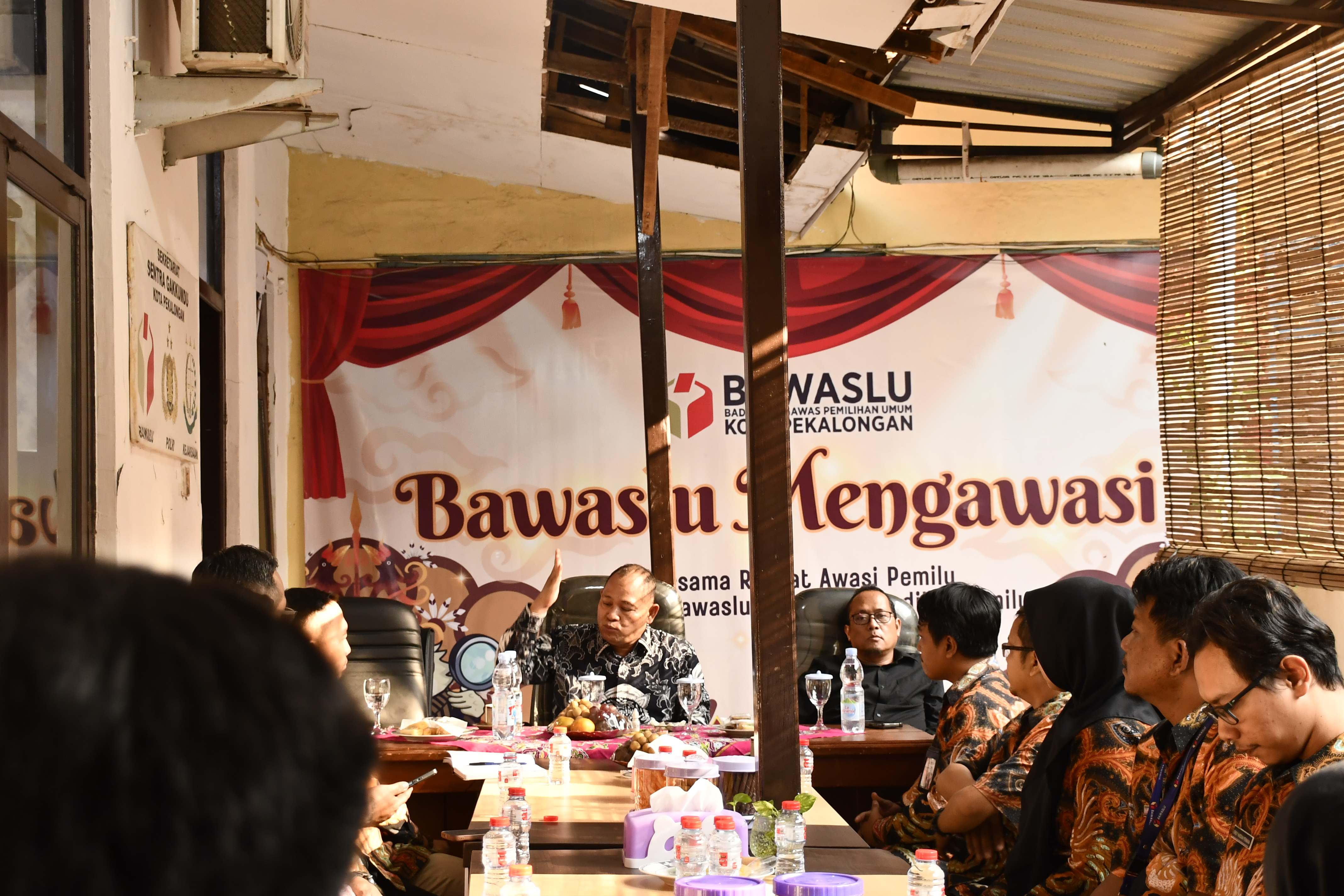 Totok Hariyono memberikan arahan kepada Bawaslu Kota Pekalongan agar siap menjadi pekerja demokrasi dengan lebih banyak terjun ke masyarakat