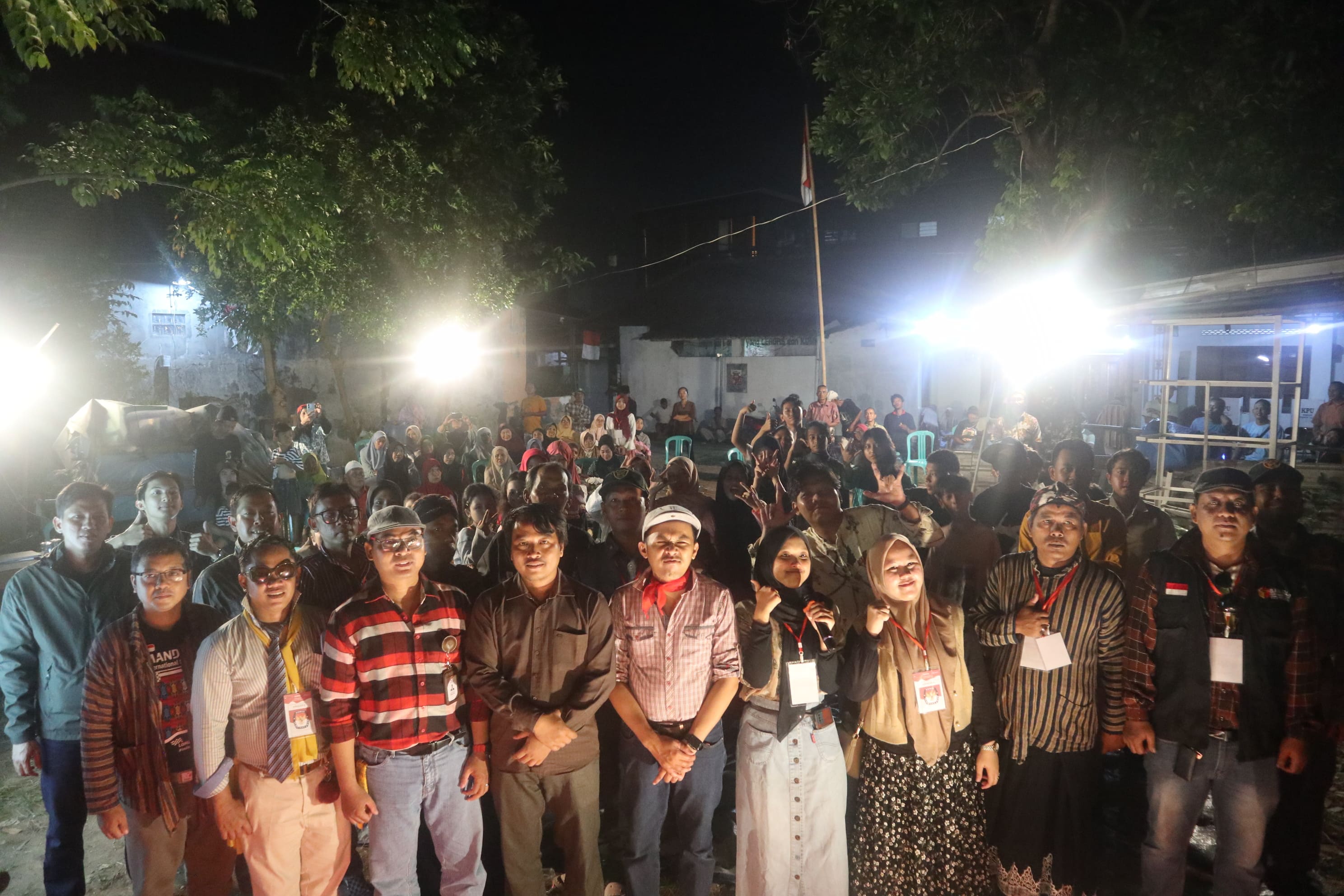 Foto Bersama Ketua Bawaslu Kota Pekalongan,Ketua KPU Kota Pekalongan dan seluruh Petugas 