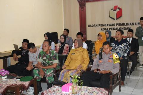 Saksi Pelantikan PAW Panwascam Pekalongan Barat