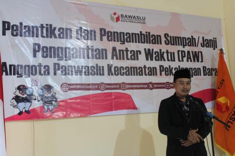 Ketua Bawaslu Menyampaikan Pesan Pelantikan Kepada PAW Pekalongan Barat
