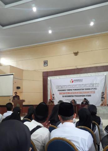 Ketua Bawaslu Kota Pekalongan menyampaikan arahan kepada Pengawas TPS pada Pemilu 2024