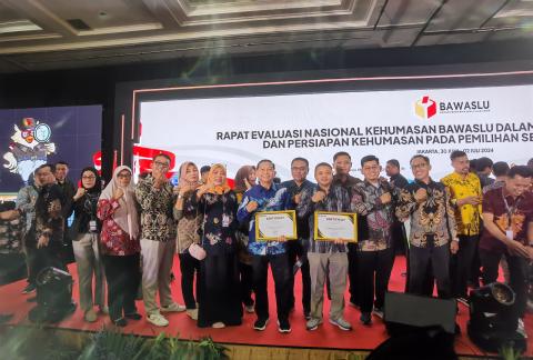 foto bersama Nasron selaku Koordinator Divisi Hukum Pencegahan, Parmas dan Humas Bawaslu Kota Pekalongan dan Sosiawan Kordiv Humas dan Datin Provinsi Jawa Tengah dan para tamu undangan 