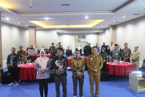 Foto bersama pimpinan Bawaslu Kota Pekalongan, Koordinator Sekretariat dan peserta kegiatan