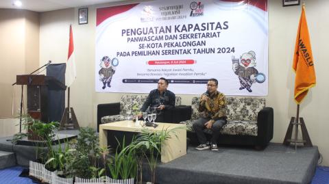 foto penyempaian materi pertama oleh Koordinator Divisi Hukum Parmas dan Humas Bawaslu Kota Pekalongan, Nasron. 