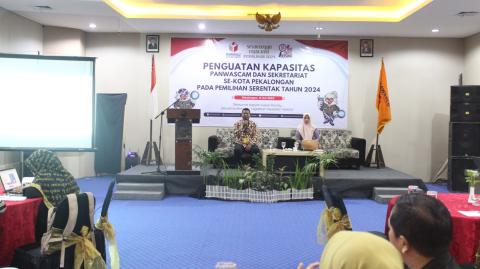 foto penyampaian materi kedua oleh Koordinator Divisi Penanganan Pelanggaran dan Penyelesaian Sengketa Bawaslu Kota Pekalongan, Syaratun.