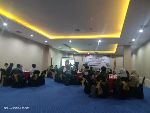 foto penyampaian materi kedua oleh Koordinator Divisi Penanganan Pelanggaran dan Penyelesaian Sengketa Bawaslu Kota Pekalongan, Syaratun.