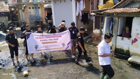 Patroli Kawal Hak Pilih Ketua Bawaslu Kota Pekalongan bersama jajaran pengawas di Kecamatan Pekalongan Timur