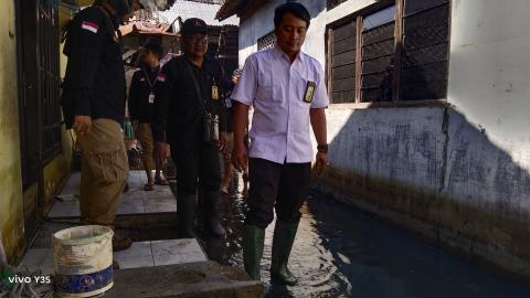 Ketua Bawaslu Kota Pekalongan Miftahuddin bersama jajaran pengawas saat melakukan patroli pengawasan kawal hak pilih di kelurahan terdampak rob