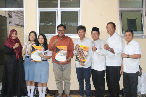 penyerahan hadiah ke pemenang lomba - lomba
