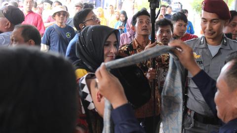 pengalungan batik ke Bapaslon Walikota dan Wakil Walikota Peklaongan oleh anggota KPU Kota Pekalongan