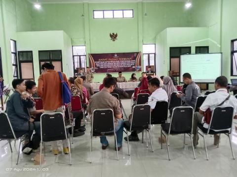 Ketua Bawaslu Kota Pekalongan Miftahuddin bersama Komisioner KPU Kota Pekalongan Syaiful Amri dan audien saat monitoring Rapat Pleno Terbuka Rekapitulasi Daftar Pemilih Hasil Pemutakhiran di Kecamatan Pekalongan Barat.