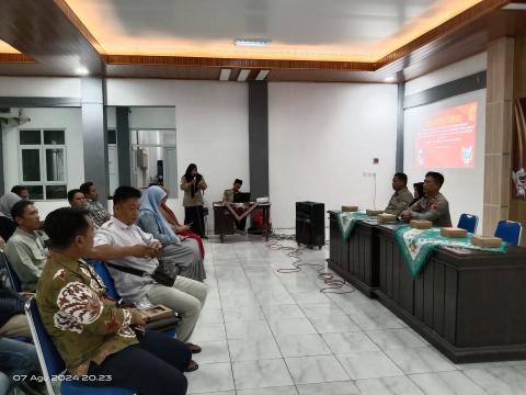 Ketua Bawaslu Kota Pekalongan Miftahuddin bersama audien saat monitoring Rapat Pleno Terbuka Rekapitulasi Daftar Pemilih Hasil Pemutakhiran di Kecamatan Pekalongan Timur