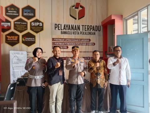 foto bersama kapolresta pekalongan dan staf, Komisioner Bawaslu dan Soordinator Sekretariat Bawaslu Kota Pekalongan