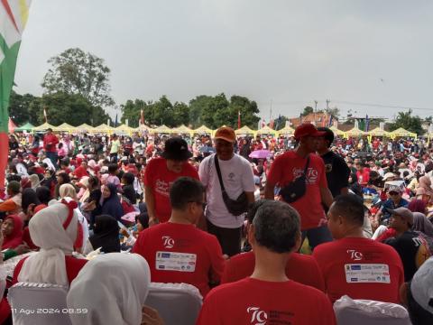 Walikota beserta jajaran Pemerintah Kota Pekalongan di samping panggung Jalan Sehat Kemerdekaan 