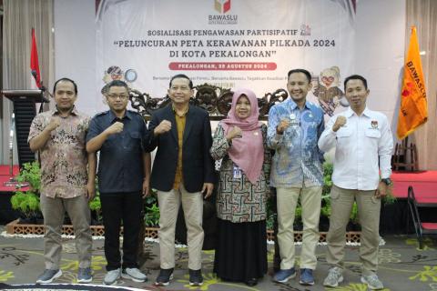 Foto bersama Koordinator Divisi Humas dan Datin Bawaslu Provinsi Jawa Tengah Sosiawan didampingi oleh Bawaslu Kota Pekalongan, KPU Kota Pekalongan, Koodinator Sekretariat Bawaslu Kota Pekalongan dan perwakilan peserta kegiatan