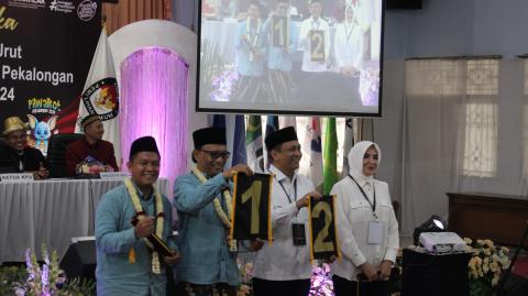 pengundian nomor urut pasangan Muhtarom - Makmur Sofyan Mustofa (Utama) mendapatkan nomor urut 1 dan Achmad Afzan Arslan Djunaid - Balgis Diab (Ajib) mendapatkan nomor urut 2