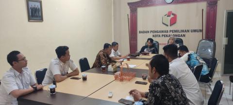 Ketua dan Anggota Bawaslu Kota Pekalongan melakukan rapat perekrutan PTPS untuk Pemilihan Serentak 2024