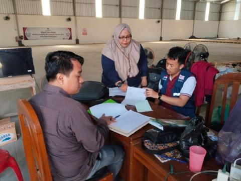 Ketua Bawaslu Kota Pekalongan Miftahuddin mengecek kesesuaian cek list logistik yang diterima dan yang dicatat