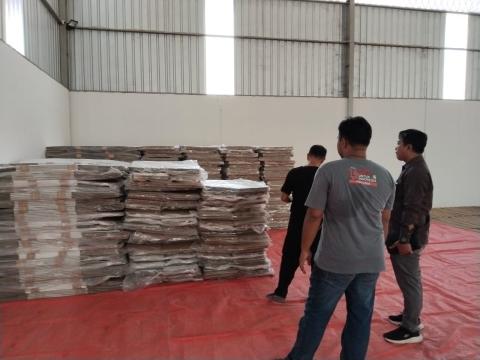 Ketua Bawaslu Kota Pekalongan mengamati penataan dan penyimpanan logistik pilkada dan memastikan keamanannya.