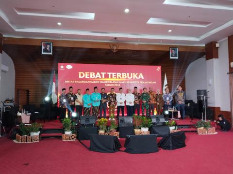 foto Bawaslu KPU, Kejaksaan, TNI Polri, Bakesbangpol dan Pimpinan DPRD Kota Pekalongan seusai debat 