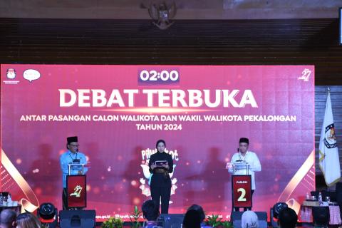 Calon Walikota Pekalongan menjawab pertanyaan dari panelis dan saling tanya jawab atau saling menanggapi