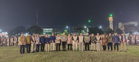 foto bersama Ketua dan Anggota Bawaslu Kota Pekalongan bersama Forkompimda Kota Pekalongan dan jajaran Pengawas se-Kota Pekalongan