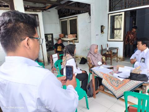 Ketua Bawaslu Kota Pekalongan Miftahuddin bersama staf monitoring relokasi TPS 10 sekaligus area pengungsian Kelurahan Pasirkratonkramat yang terdampak banjir 