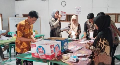 Ketua dan Anggota KPPS TPS 09 Kelurahan Pasirkratonkramat sedang melakukan penghitungan suara