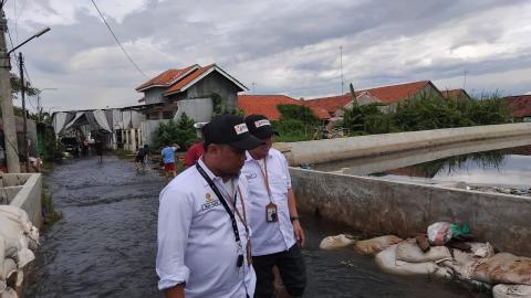 Anggota Bawaslu Kota Pekalongan Nasron bersama staf jalan menuju TPS 09 Kelurahan Pasirkratonkramat yang terdampak banjir 