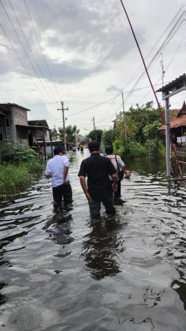Anggota Bawaslu Kota Pekalongan Nasron bersama staf didampini Panwascam Pekalongan Barat dan PKD Pasirkratonkramat terjang banjir TPS 09 Kelurahan Pasirkratonkramat yang terdampak banjir 
