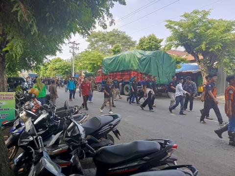 suasana depan hotel nirwana tempat acara debat, masa mencoba masuk halaman hotel