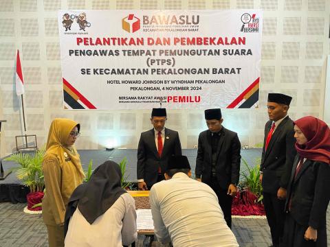 penandatanganan pakta integritas perwakilan Pengawas TPS Terlantik disaksikan Ketua dan Anggota Panwaslu Kecamatan Pekalongan Barat