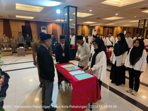 penandatanganan pakta integritas perwakilan Pengawas TPS Terlantik disaksikan Ketua dan Anggota Panwaslu Kecamatan Pekalongan Timur