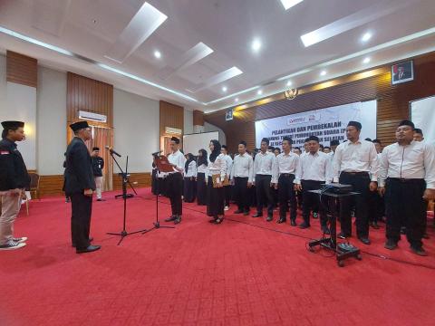 pembacaan pakta integritas perwakilan Pengawas TPS Terlantik disaksikan Ketua dan Anggota Panwaslu Kecamatan Pekalongan Selatan