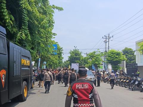 keamanan yang terdiri dari polisi gabungan polresta pekalongan, pemalang, batang dan brimob menghalau masa masuk dan mengamankan area depan hotel nirwana