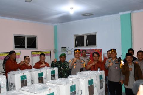 foto bersama Ketua Bawaslu Kota Pekalongan dan tim Gakkumdu serta Polresta Pekalongan
