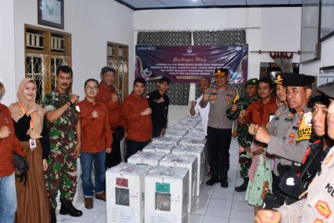 foto bersama Ketua Bawaslu Kota Pekalongan, Panwascam, PKD dan tim Gakkumdu serta Polresta Pekalongan di Kelurahan Medono