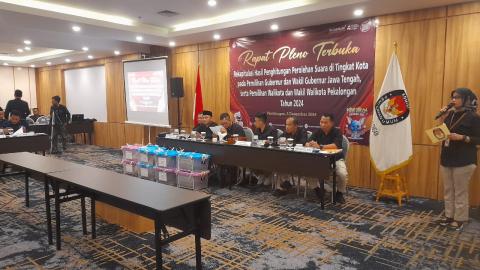 pembukaan acara Rapat Pleno Terbuka rekapitulasi hasil perolehan suara Pemilihan Gubernur dan Wakil Gubernur, dan Walikota dan Wakil Walikota Pekalongan oleh Ketua KPU Kota Pekalongan 