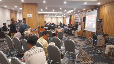 Bawaslu, saksi dari tim pemenangan paslon, dan media hadir di kegiatan Rapat Pleno Terbuka