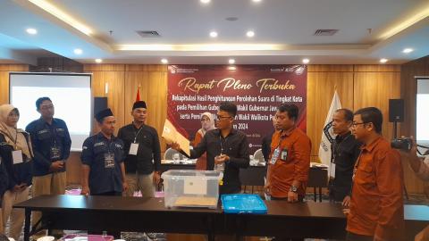 pembukaan D Hasil Kecamatan yang masih di segel oleh KPU Kota Pekalongan disaksikan Ketua dan Anggota Bawaslu Kota Pekalongan