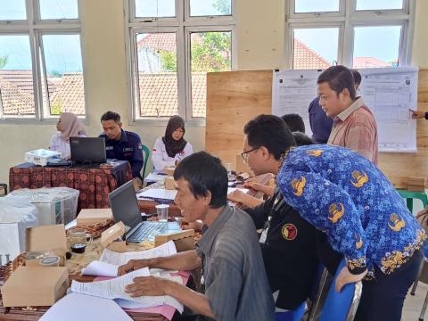 Anggota Bawaslu Kota Pekalongan beserta staf awasi langsung Rapat Pleno Terbuka Rekapitulasi Penghitungan Hasil Perolehan Suara Gubernur dan Wakil Gubernur Serta Walikota dan Wakil Walikota  Pada Pemilihan 2024 tingkat Kecamatan di Kecamatan Pekalongan Utara