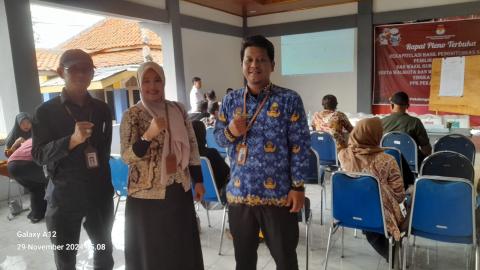 Anggota Bawaslu Kota Pekalongan beserta staf dan Panwascam awasi langsung Rapat Pleno Terbuka Rekapitulasi Penghitungan Hasil Perolehan Suara Gubernur dan Wakil Gubernur Serta Walikota dan Wakil Walikota  Pada Pemilihan 2024 tingkat Kecamatan di Kecamatan Pekalongan Timur
