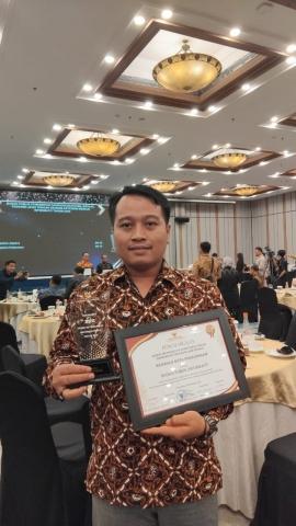 Ketua Bawaslu Kota Pekalongan Miftahuddin setelah menerima penghargaan Badan Publik Informatif dari Komisi Informasi Provinsi Jawa Tengah