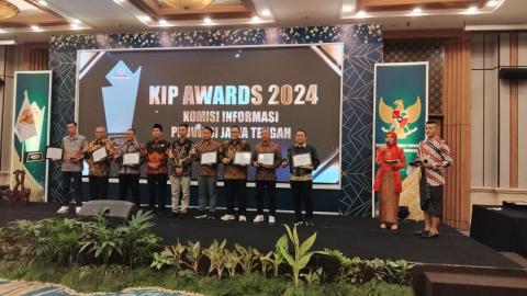 Foto bersama Ketua Bawaslu Kota Pekalongan Miftahuddin bersama Pimpinan Bawaslu Kabupaten/Kota lain yang menerima penghargaan Badan Publik Informatif dari Komisi Informasi Provinsi Jawa Tengah